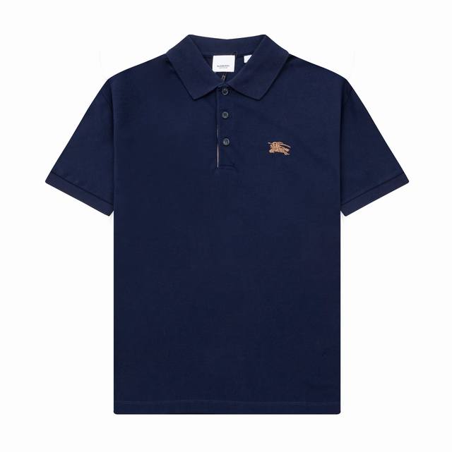 品牌：Burberry 面料：纯棉 克重：220 颜色：白色 蓝色 尺码：M-Xxl 时尚新款 简约设计 经典战马刺绣金标 定制钮扣 Logo 面料爽滑透气 舒