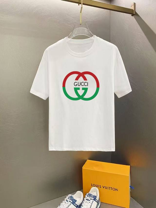 古奇 2025早春新款首发专柜最新款短袖圆领T恤 高端订制 设计前卫时尚！高端定制高支长绒棉面料.穿着舒适.专柜级别精致车线.做工精细.上身效果无敌帅气！型男必