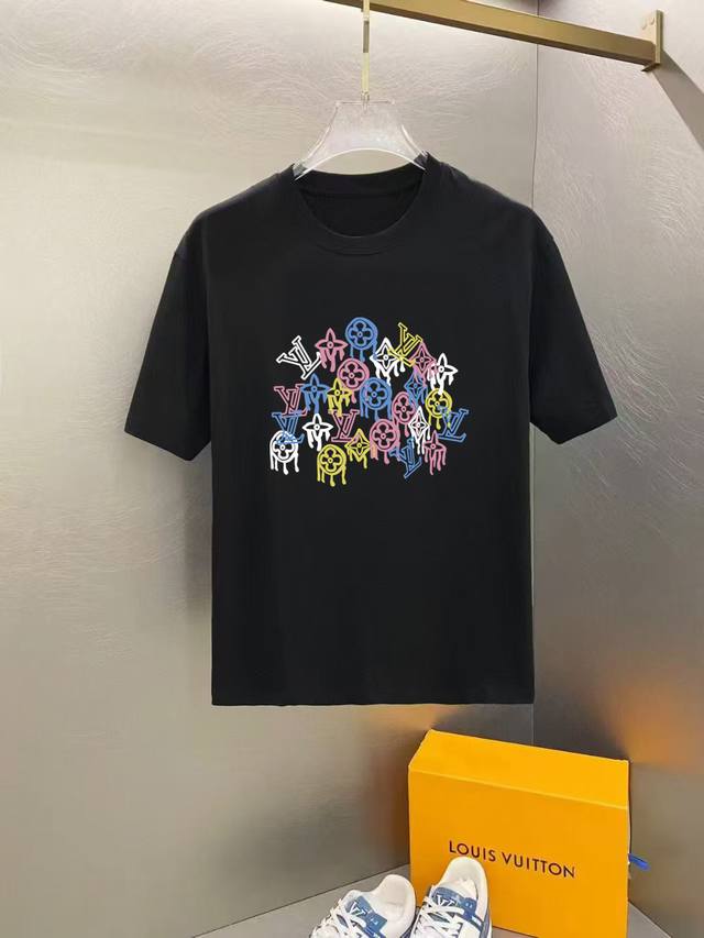 路易威登 2025早春新款首发专柜最新款短袖圆领T恤 高端订制 设计前卫时尚！高端定制高支长绒棉面料.穿着舒适.专柜级别精致车线.做工精细.上身效果无敌帅气！型