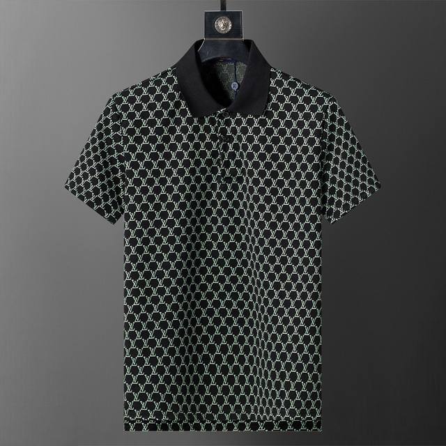 春夏官网同步新款翻领T恤Polo，提花面料 款式时尚 帅气，面料舒适，做工严谨 ，走线工整。上身效果好 码数 M-3Xl 黑色