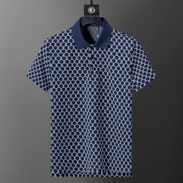 春夏官网同步新款翻领T恤Polo，提花面料 款式时尚 帅气，面料舒适，做工严谨 ，走线工整。上身效果好 码数 M-3Xl 宝蓝
