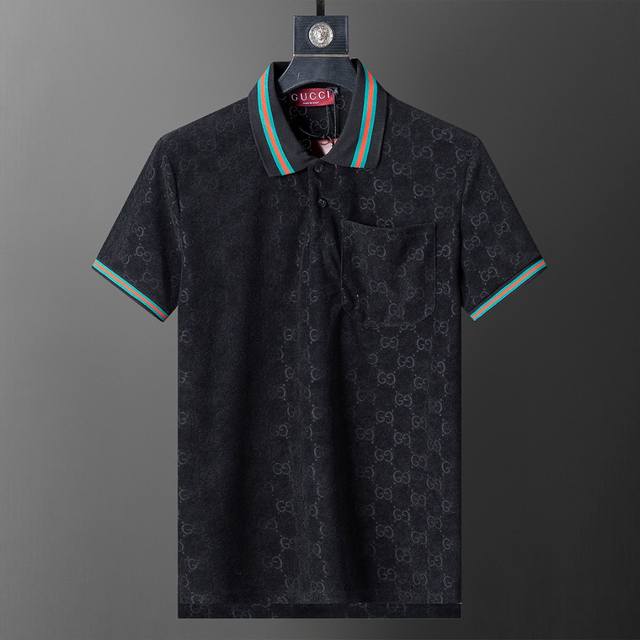 春夏官网同步新款翻领T恤Polo，毛巾提花面料 款式时尚 帅气，面料舒适，做工严谨 ，走线工整。上身效果好 码数 M-3Xl 黑色