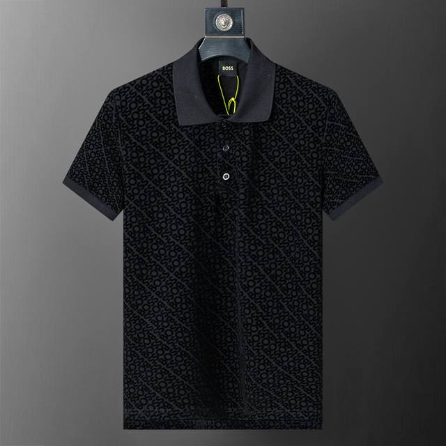 春夏官网同步新款翻领T恤Polo，丝光珠地面料 满身植绒印花 款式时尚 帅气，面料舒适，做工严谨 ，走线工整。上身效果好 码数 M-3Xl 黑色
