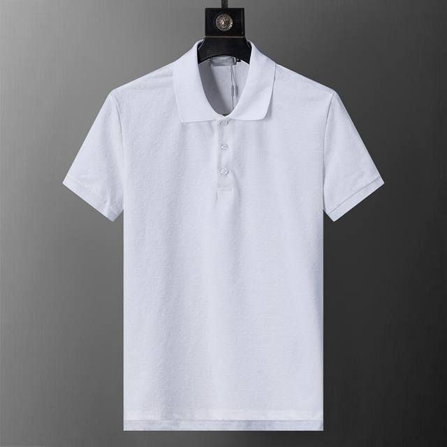 春夏官网同步新款翻领T恤Polo，丝光珠地面料 满身植绒印花 款式时尚 帅气，面料舒适，做工严谨 ，走线工整。上身效果好 码数 M-3Xl 白色