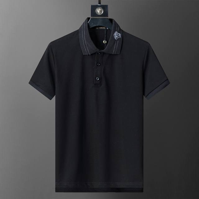 春夏官网同步新款翻领T恤Polo，丝光珠地面料 款式时尚 帅气，面料舒适，做工严谨 ，走线工整。上身效果好 码数 M-3Xl 黑色