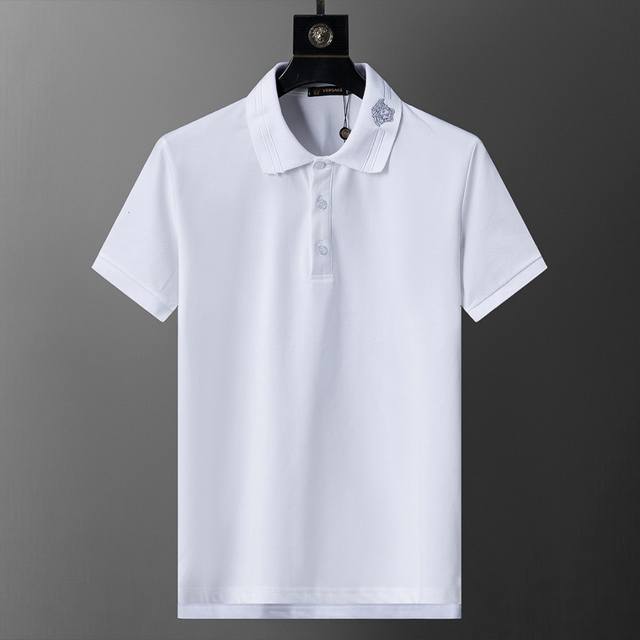 春夏官网同步新款翻领T恤Polo，丝光珠地面料 款式时尚 帅气，面料舒适，做工严谨 ，走线工整。上身效果好 码数 M-3Xl 白色