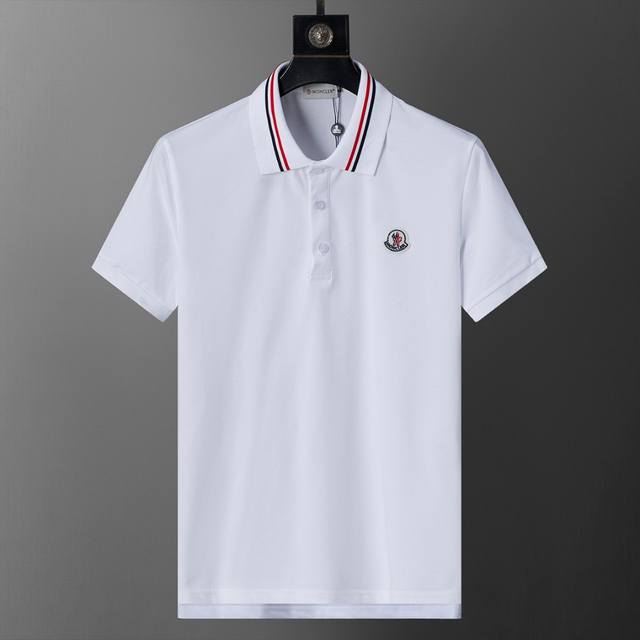 春夏官网同步新款翻领T恤Polo，丝光珠地面料 原版五金 款式时尚 帅气，面料舒适，做工严谨 ，走线工整。上身效果好 码数 M-3Xl 白色