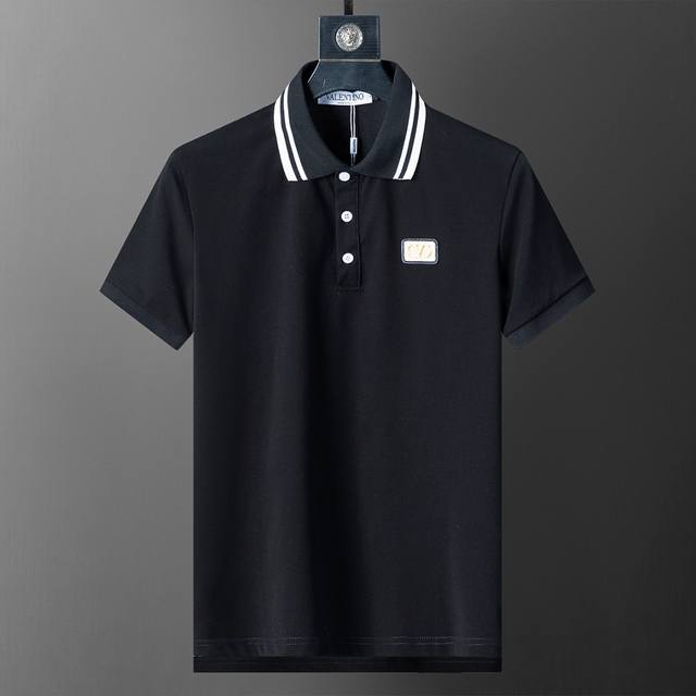 春夏官网同步新款翻领T恤Polo，丝光珠地面料 原版五金 款式时尚 帅气，面料舒适，做工严谨 ，走线工整。上身效果好 码数 M-3Xl 黑色