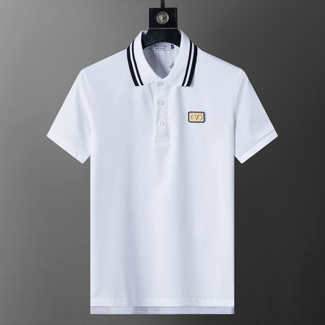春夏官网同步新款翻领T恤Polo，丝光珠地面料 原版五金 款式时尚 帅气，面料舒适，做工严谨 ，走线工整。上身效果好 码数 M-3Xl 白色
