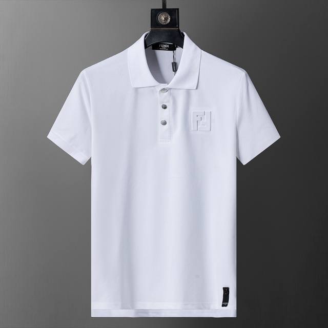 春夏官网同步新款翻领T恤Polo，丝光珠地面料 款式时尚 帅气，面料舒适，做工严谨 ，走线工整。上身效果好 码数 M-3Xl 白色