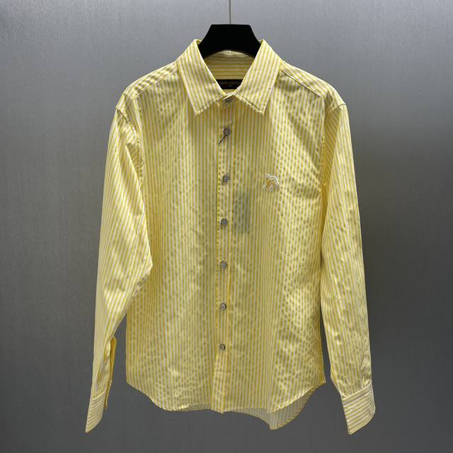 Lu 明亮黄条纹衬衫 Size: S-Xl 本款棉质长袖衬衫以 Monogram 提花铺陈背景，再借明媚条纹印花丰富视觉层次。胸前 Lv Flower橡胶贴饰注