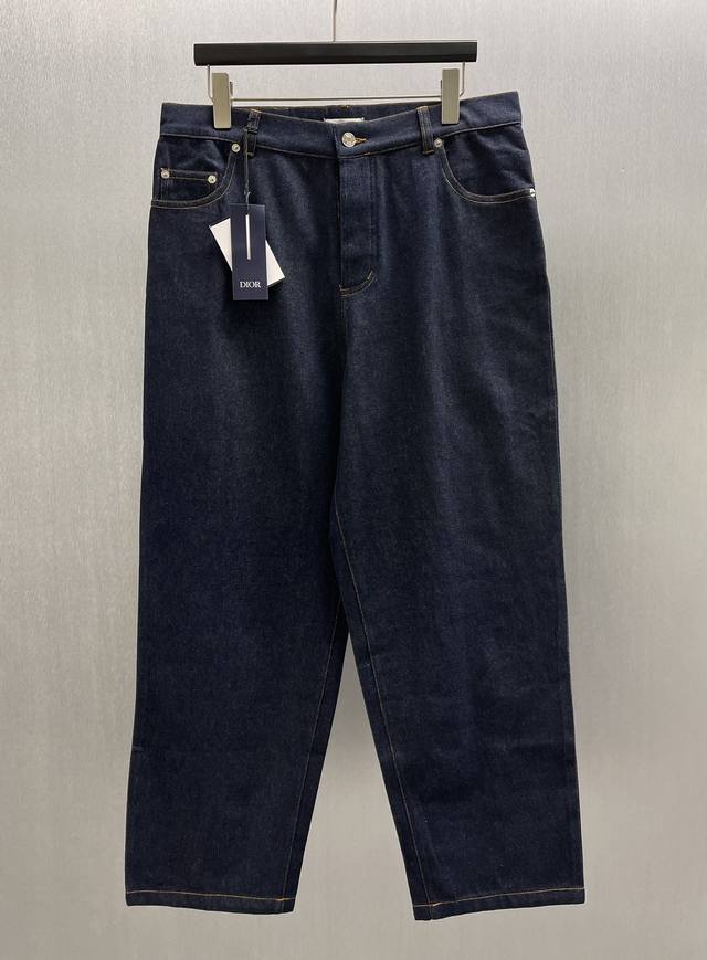 Cd 素蓝牛仔长裤 Size : S-Xl 这款工装牛仔裤以休闲剪裁重新诠释工装风格。采用海军蓝色棉质牛仔布精心制作，后侧口袋饰以经典 Dior 缉面线，搭配皮