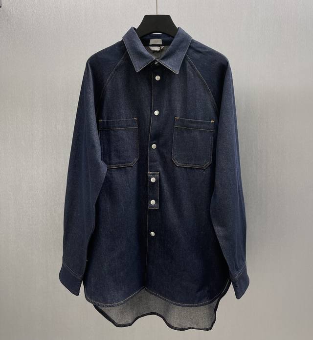 Cd 素蓝牛仔衬衫 Size : S-Xl 这款 Christian Dior Couture 讨衫是二零二五秋季男装系列新品，为经典款式增添时尚风格。采用海军