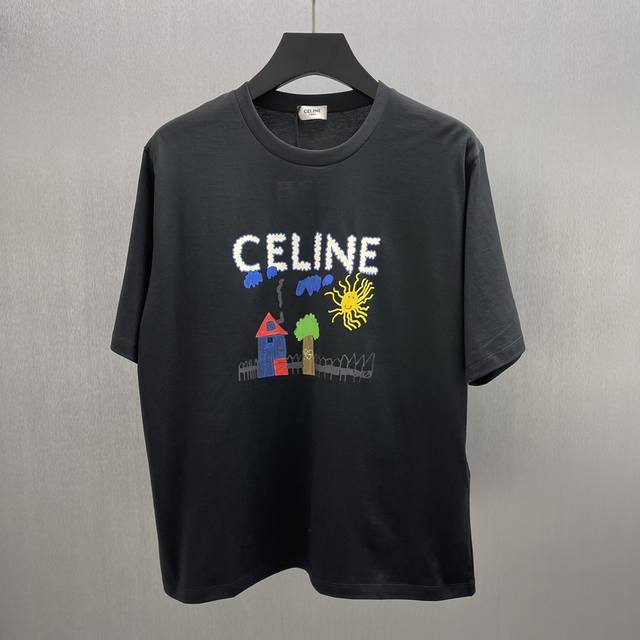 Celine涂鴉系列印花T恤 Size : S-Xl 饰有房子合 树木 嘉和太阳学构成的童趣图案 还加入了类似于云朵的Celine标志 房子外墙点缀了16标志品