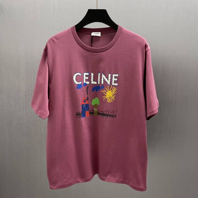 Celine涂鴉系列印花T恤 Size : S-Xl 饰有房子合 树木 嘉和太阳学构成的童趣图案 还加入了类似于云朵的Celine标志 房子外墙点缀了16标志品