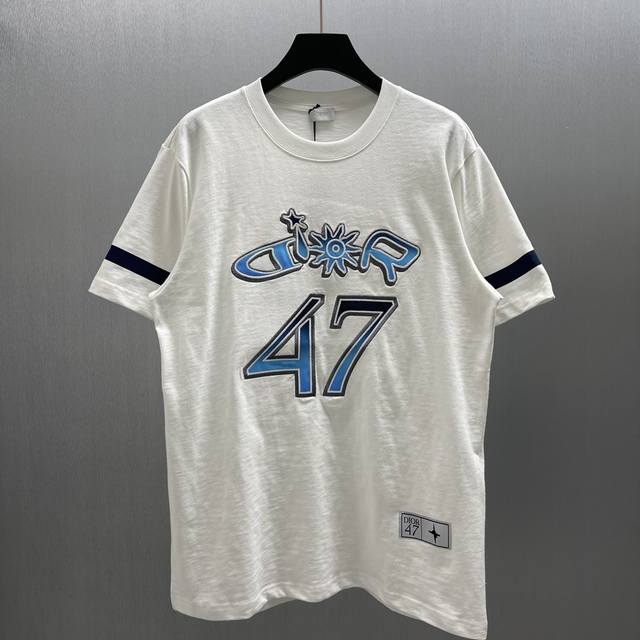 Cd 汉密尔顿联名刺绣T恤 Size: S-Xl 这款丁恤是二零二五秋季男装系列新品，来自 Dior Andlewis Hamilton限定系列。采用白色棉质竹