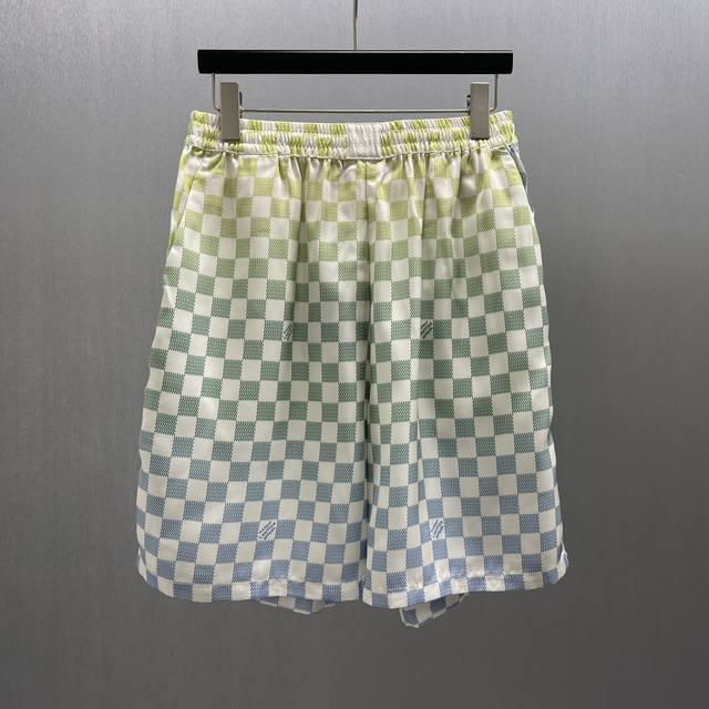 Lu 渐变印花桑蚕丝短裤 Size : S-Xl 本款桑蚕丝短裤将 Marque L.Vuitton DéPoséE 标识融入 Damier 图案，以渐变缤纷色