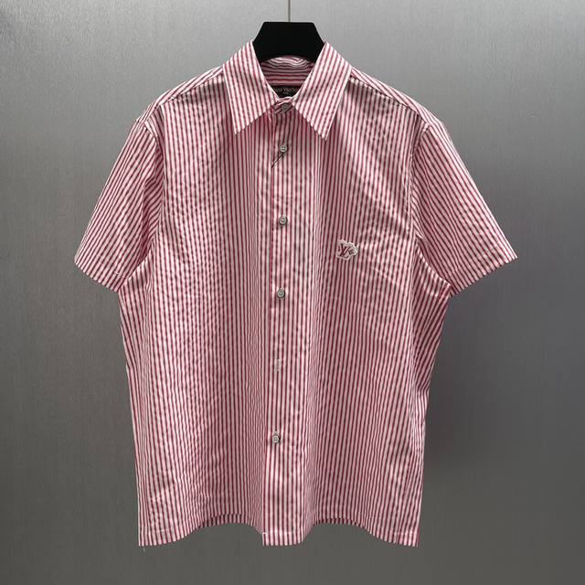 Lu 樱花粉条纹短袖衬衫 Size: S-Xl 本款棉质长袖衬衫以 Monogram 提花铺陈背景，再借明媚条纹印花丰富视觉层次。胸前 Lv Flower橡胶贴