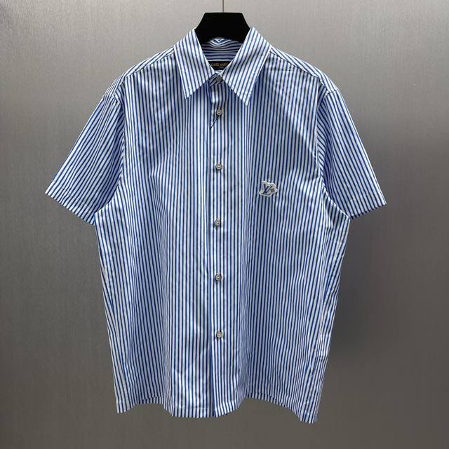 Lu 深竹月蓝条纹短袖衬衫 Size: S-Xl 本款棉质衬衫以 Monogram 提花铺陈背景，再借明媚条纹印花丰富视觉层次。胸前 Lv Flower橡胶贴饰