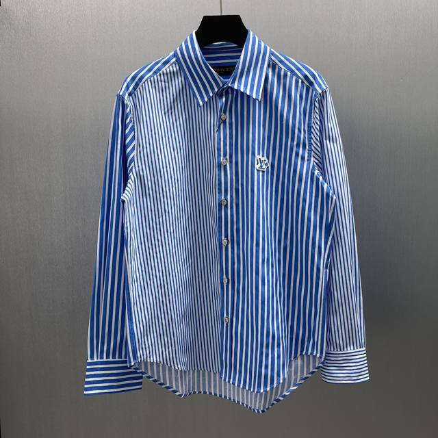 Lu 拼缝条纹衬衫 Size : S-Xl 本款村衫以宽窄不一的条纹营造拼缝效果，与Monogram 提花背景共同烘托宽松廓形，成就盛夏时光的清爽之选。Iflo