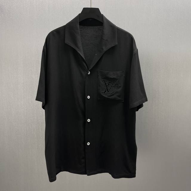 Lu 棉麻蚕丝绣夏日衬衫 Size: S-Xl 本款村衫选用桑蚕丝和大麻混纺，呈现山东绸一般的细腻肌理。英式刺绣工艺于胸前口袋勾勒镂空标识，开领短袖剪裁传递夏日