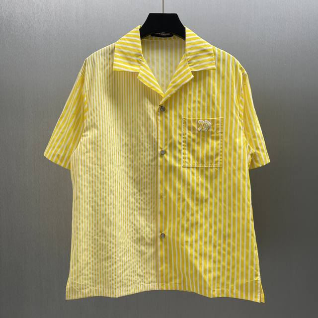 Lu 明亮黄条纹短袖衬衫 Size: S-Xl 本款棉质长袖衬衫以 Monogram 提花铺陈背景，再借明媚条纹印花丰富视觉层次。胸前 Lv Flower橡胶贴