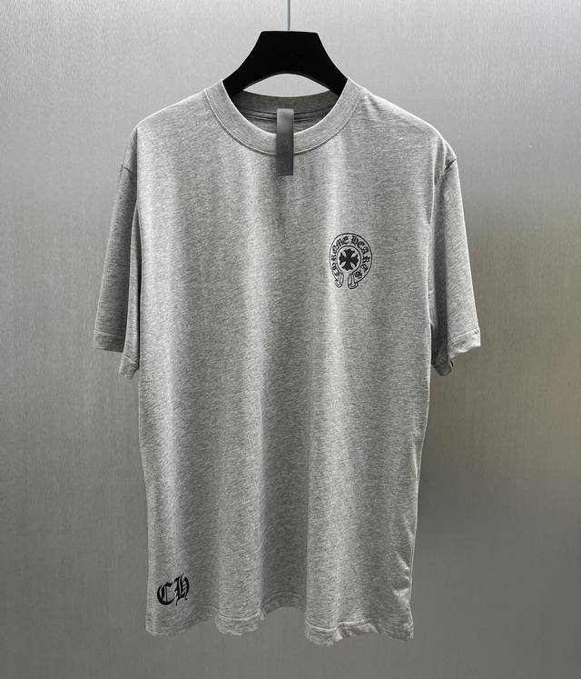 Ch加州独立满背梵文字母印花短袖T恤 Size: S-Xl 胸口饰以品牌标志性图案印花点缀，单面活性染色 ，热固油墨印花，能与多类型服饰搭配营造时尚造型 少有的