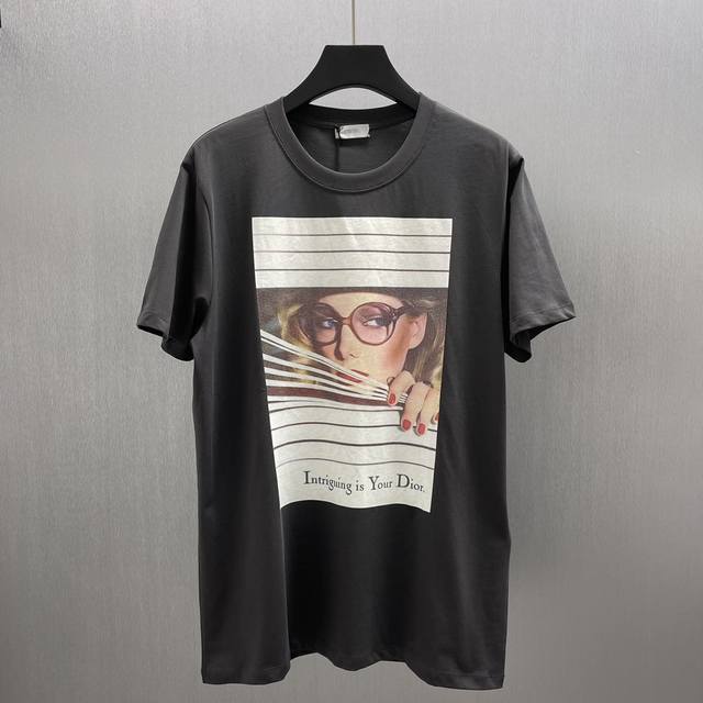 Cd 条纹女郎洗棉质短袖 Size : S-Xl 这款 Dior Heritaget 恤是二零二五秋季男装系列新品，灵感源自 1980 年代的美学风格。采用深灰