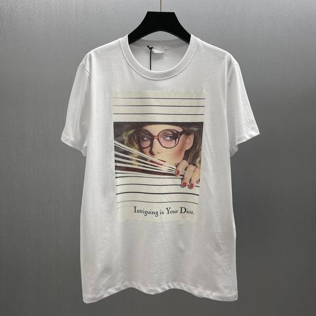 Cd 条纹女郎洗棉质短袖 Size : S-Xl 这款 Dior Heritaget 恤是二零二五秋季男装系列新品，灵感源自 1980 年代的美学风格。采用白色