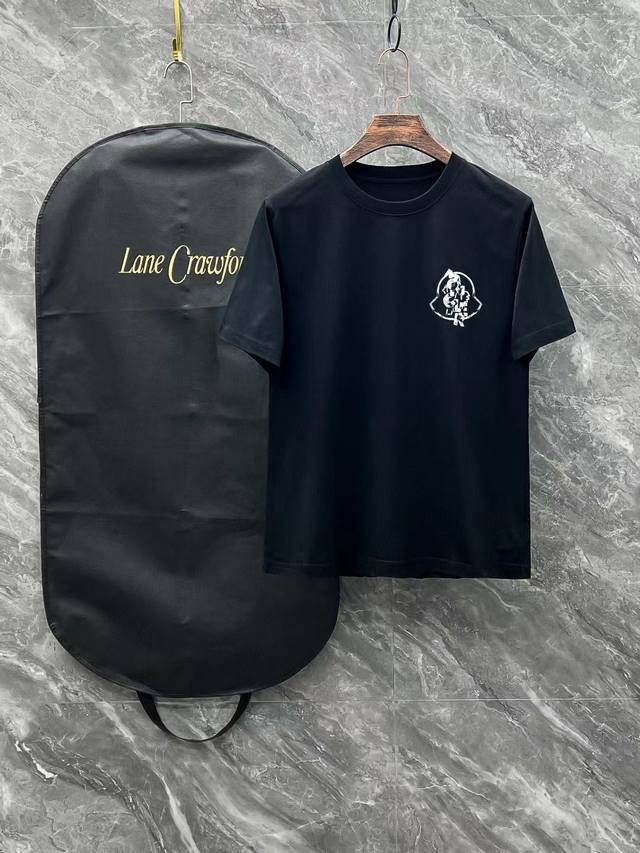 蒙口# 2025春夏新款首发专柜最新款短袖圆领T恤 高端订制 设计前卫时尚！品牌Logo重工艺设计 高端定制250克新疆长绒棉面料.手感柔软.穿着舒适.专柜级别