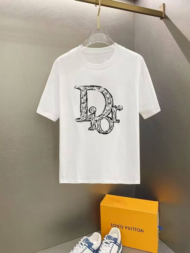 迪奥 2025早春新款首发专柜最新款短袖圆领T恤 高端订制 设计前卫时尚！高端定制高支长绒棉面料.穿着舒适.专柜级别精致车线.做工精细.上身效果无敌帅气！型男必