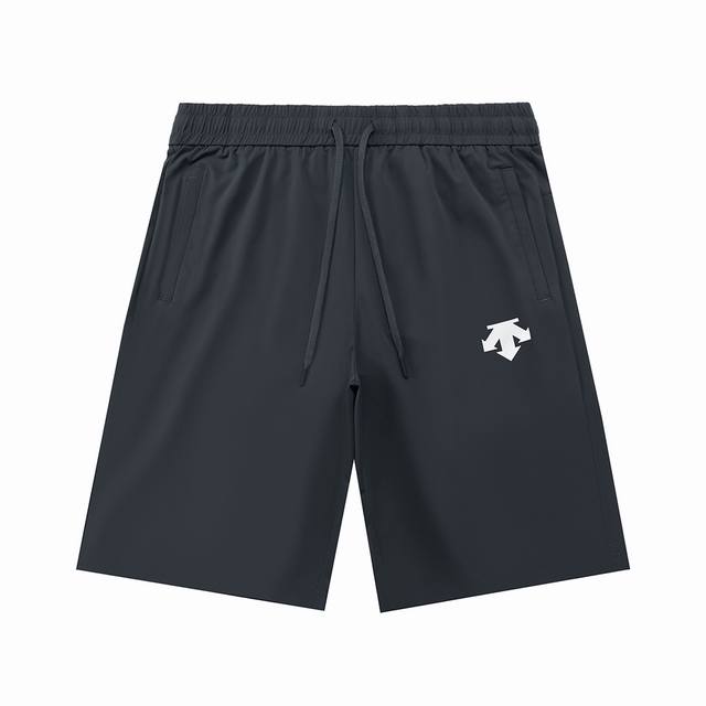 Descente 迪桑特 2025新款 立体凸胶Logo 拉链口袋 男女日常通勤穿搭必备 休闲短裤 定制速干面料 腰标吊牌洗水唛三标齐全 颜色：铁灰色 码数：M