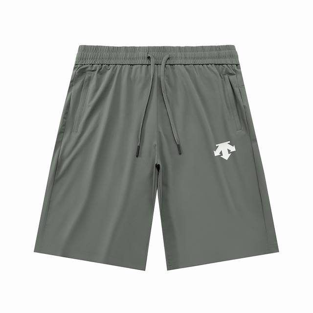 Descente 迪桑特 2025新款 立体凸胶Logo 拉链口袋 男女日常通勤穿搭必备 休闲短裤 定制速干面料 腰标吊牌洗水唛三标齐全 颜色：军绿色 码数：M