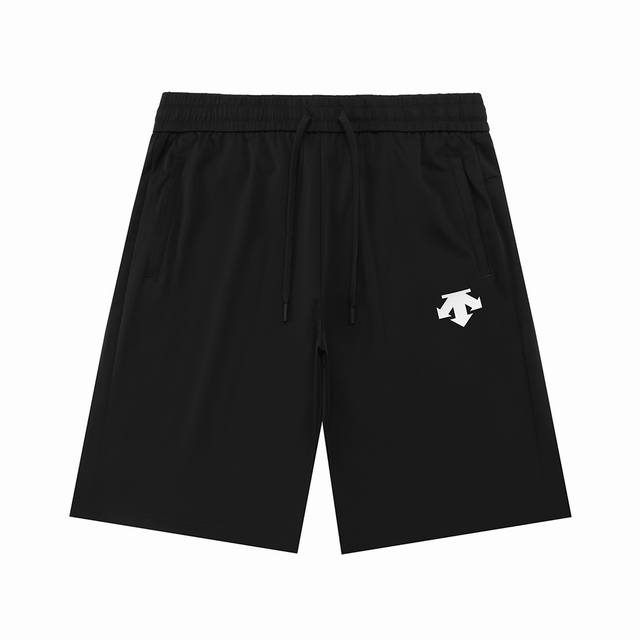 Descente 迪桑特 2025新款 立体凸胶Logo 拉链口袋 男女日常通勤穿搭必备 休闲短裤 定制速干面料 腰标吊牌洗水唛三标齐全 颜色：黑色 码数：M