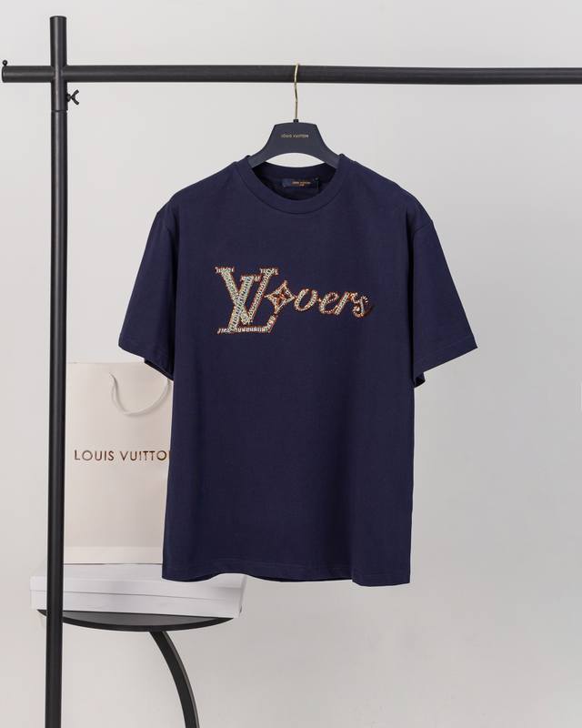 613#Louis Vuitton*路易威登Lv 2025新款 重工珠片绣短袖T恤采用原板独家定制270克双纱纯棉面料 质感非常柔软舒服 100%区别市场的顶级