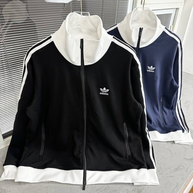 140 Adidas阿迪达斯25S新款立领夹克外套男女同款 货号:I 阿迪三叶草夹克外套 经典款 男女同款！细节在线，随意对比！ 原版复刻 专柜定色定染 同款藏