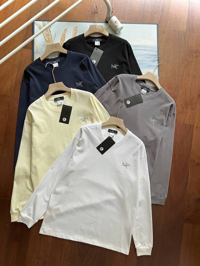 Arc'teryx 始祖鸟圆领百搭弹力棉刺绣款长袖T恤 这款打底衫面料百分百全棉双面长绒棉棉料 300克实用百搭打底款式 早秋推荐 回归最简约的设计和配色 简简