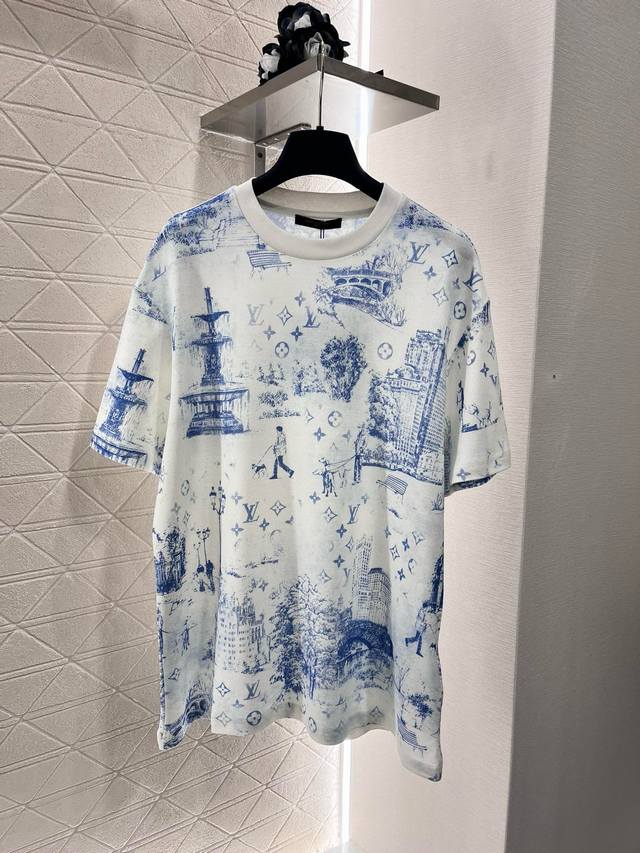 A621#Louis Vuitto*2025早春新款 圆领手绘印花短袖定制高品质纯棉珠地面料短袖 透气舒适 质感十足 宽松 采用进口直喷技术 大身装饰手绘渲染风
