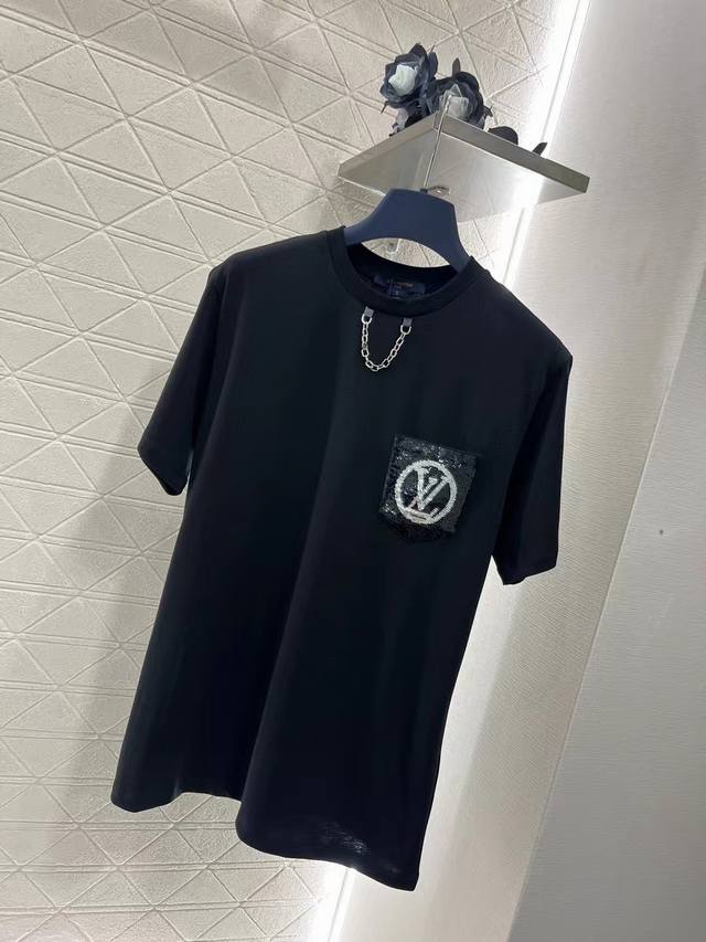 A615#Louis Vuitto*2025新品上架 圆领亮片链条定制270克双纱面料全棉材质 透气舒适 质感十足 常规短袖T恤裁剪 凸显品牌格调 领口以金属字
