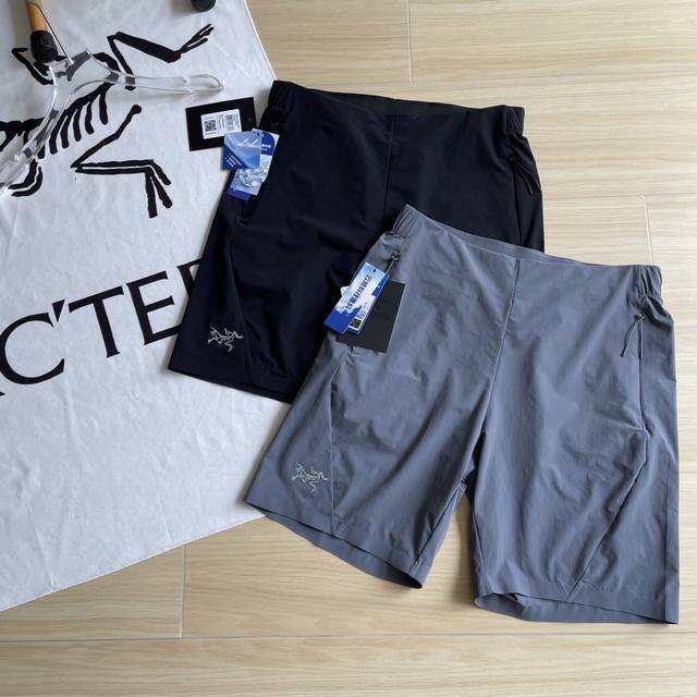 品质短裤Arc'teryx 始祖鸟两色夏季高品质自带凉感拼接梭织刺绣短裤 %尼龙+10%氨纶 同款B1 户外科技面料运动休闲通勤机能短裤2它是可以被定义为一条'