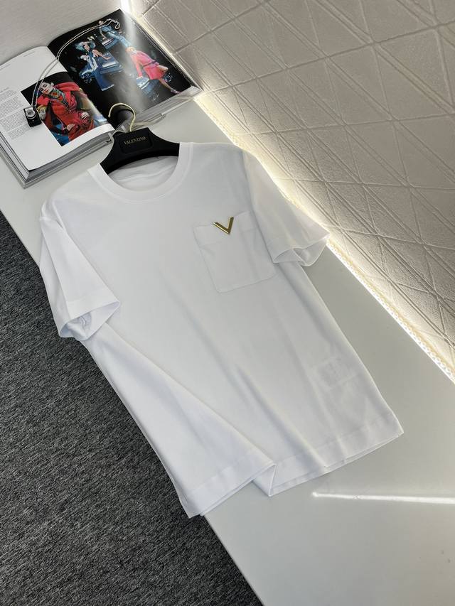 A322#上新！ Valentin* 新品上架 圆领口袋定制Yb斜纹全棉材质 丝光处理 光泽舒适 饰以胸前口袋设计 标志金属V点缀 展现简约高级风 宽松版型剪裁