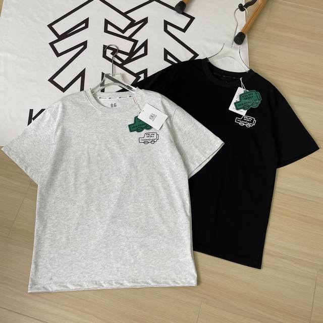韩国专柜在售Kolon Sport 可隆 双色小汽车联名款后背大印花圆领字母印花合身直筒短袖T恤 男女同款 面料：采用40织双纱320克面料，原版1:1高克重，