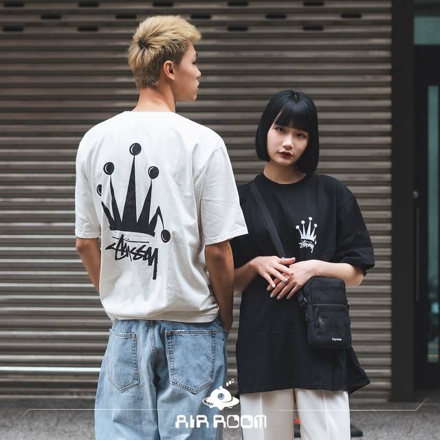 Stussy Stock Crown Tee Logo皇冠印花圆领短袖套头T恤 男女同款 采用260克双砂面料 三针五线做工，领口包包边条今年火爆的品牌 看到了