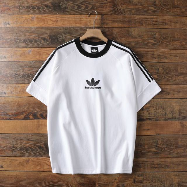 巴黎联名Adidas阿迪达斯三叶草复古撞色条纹休闲擦肩短袖男女同款。 Balenci*Ga 巴黎联名Adidas阿迪达斯三叶草三条纹Logo绣花短袖，阿迪达斯三