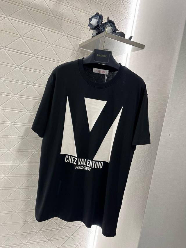 A607#Valentin*25早春新款 圆领印花短袖定制宽松短袖T恤大身装饰线条色块巧妙组合成V字图案 叠加徽标元素 彰显品牌格调 单穿内搭都出彩时髦 认准版