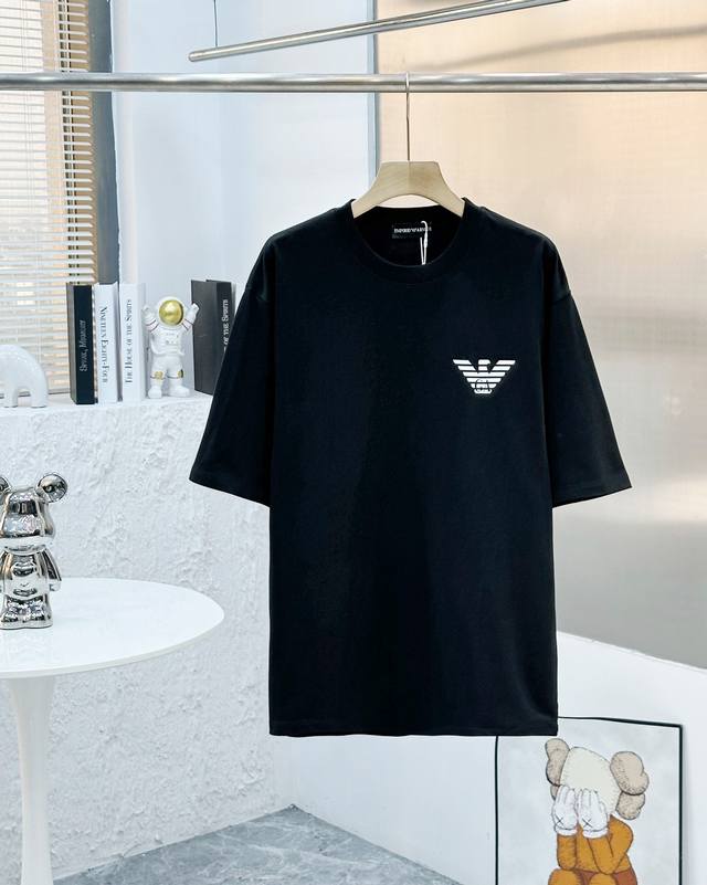 阿玛尼经典Logo短袖T恤 阿玛尼Armani Ss春夏经典款同步男士圆领袖T恤情侣款女士短袖T恤,打底衫男女同款宽松版型。让人过目不忘，简约不失。设计感，装饰