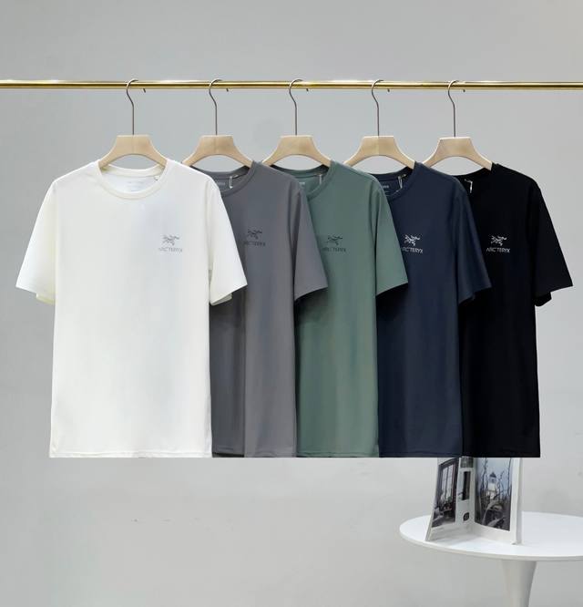 鸟家 Arc'teryx户外人心目中的顶级品牌 始祖鸟春夏季圆领短袖简约大气、穿着率极高面料很棒！精选～洗水精梳全棉面料弹性质感都非常不错！吸湿排汗一流～经典始