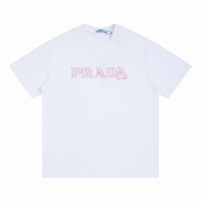 A603# Prada 普拉达 2025早春新款 定制270G双纱纯棉面料 已洗水处理 不变形 不掉色 进口机器高密度联名刺绣粉字母Logo 男女同款 短袖T恤