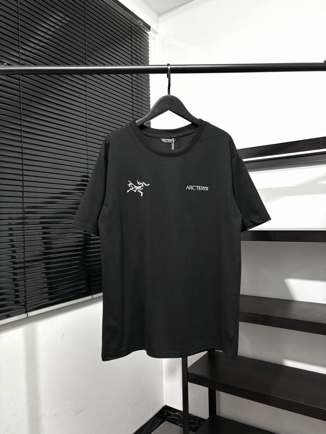 新款上新！Arc`Teryx 始祖鸟两色基础款纯棉男女大Logo印花短袖T恤耐磨、 吸湿、排汗、轻盈且触感柔软凉爽！！！棉质的舒适穿着体验！弹力十足、轻柔贴身具