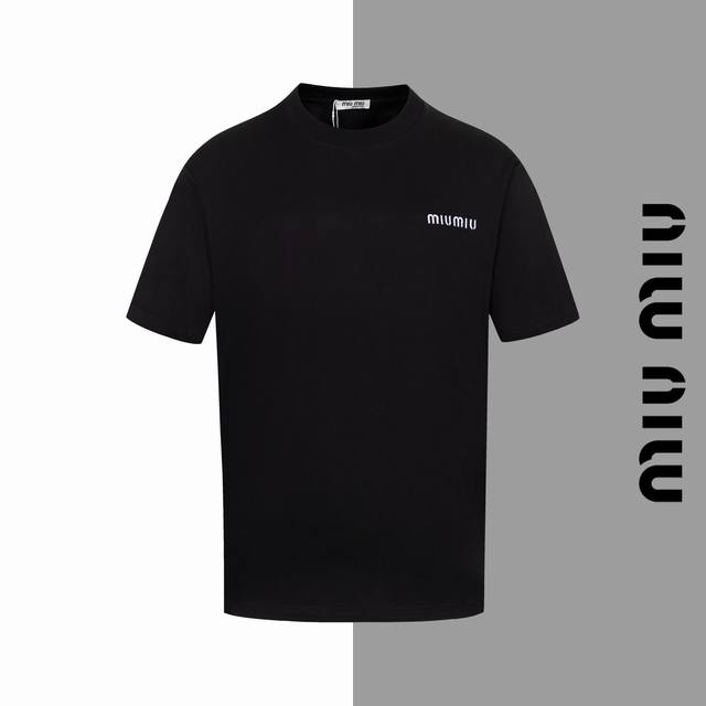 特价 码齐不退换款号#Z224Miumiu经典字母刺绣圆领短袖Miumiu官网一致款式面料：32支双纱280克纯棉面料同缸同色织染螺纹 颜色一致工艺：进口机器饱